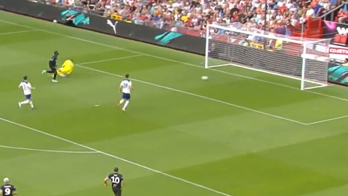 Usain Bolt convirtiendo un golazo en Inglaterra.