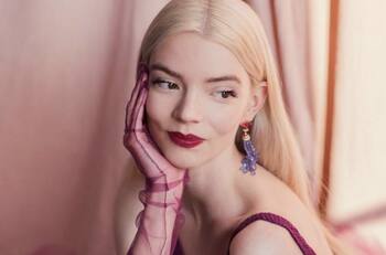 Premios Bafta: Anya Taylor-Joy sorprende con sus looks de capas y plumas