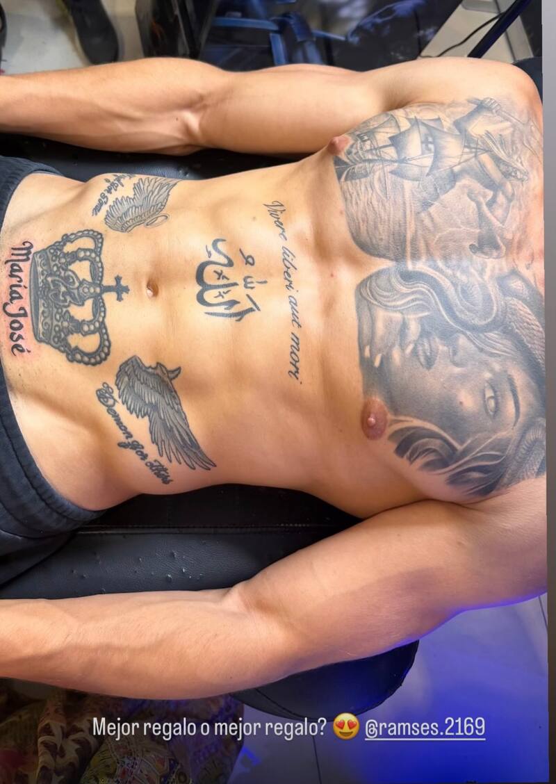 El influencer se tatuó el nombre de Coté López por su cumpleaños.