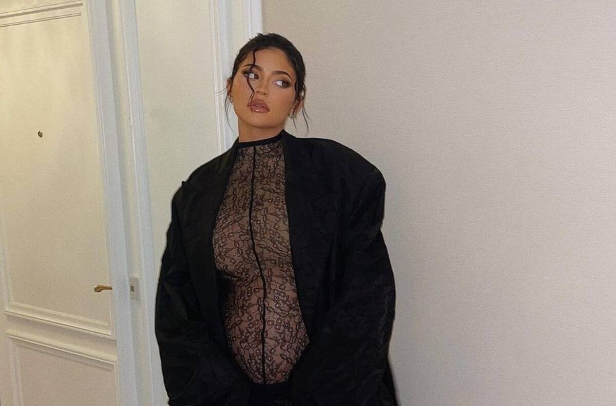 Kylie Jenner lució un espectacular look rosa con 'baby bump' a punto de explotar en la fiesta de Stormi y Chicago