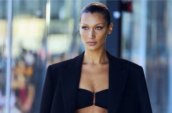 Bella Hadid hace activismo contra la "horrible práctica" de sacrificar caballos para consumo humano