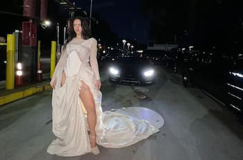 Rosalía festejó sus 30 años con presentación en Global Citizen y pastel con amigos