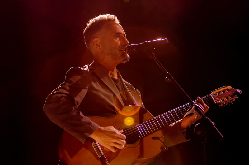 Foto publicitaria de Jorge Drexler en Chile/ Producciones La Clave