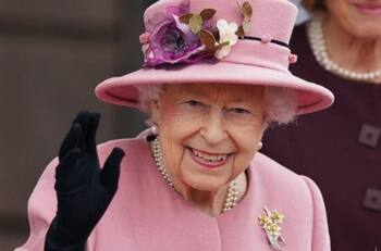 Reina Isabel II regresa al Castillo de Windsor tras pasar una noche en el hospital