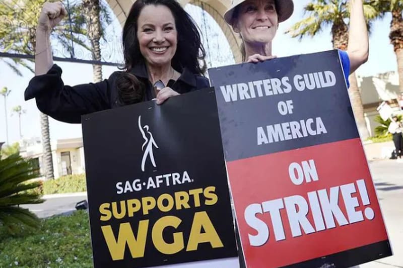 La 75.ª entrega de los Premios Emmy quedó momentáneamente suspendida.