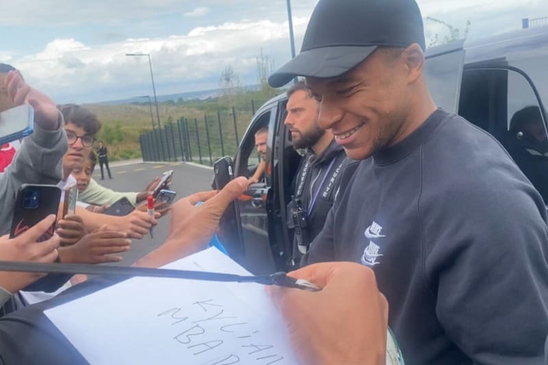 compartió con los hinchas tras el entrenamiento de hoy. Foto: Le Parisien
