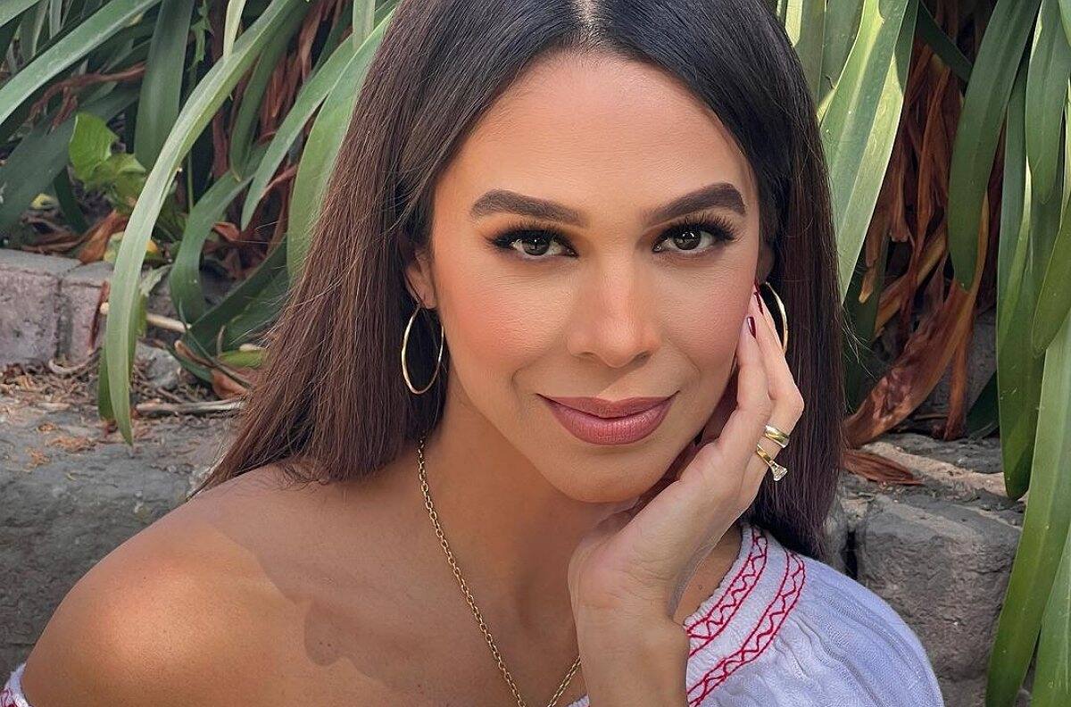 Biby Gaytán se deja ver sin gota de maquillaje a sus 50 años