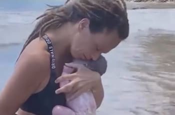 VIDEO: Mujer da a luz a la orilla del mar sin asistencia médica
