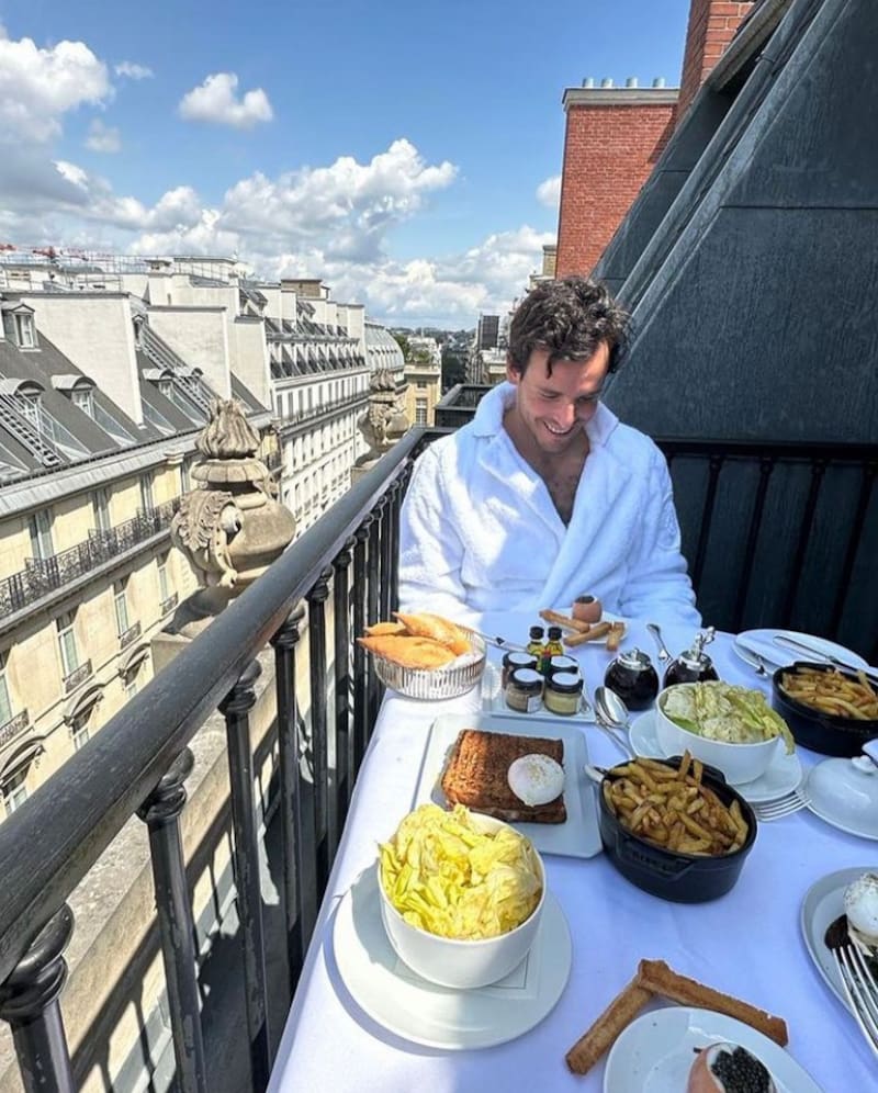 El empresario esta en París con su esposa Tamara Falcó