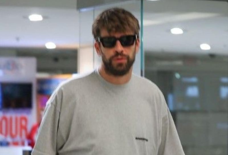 Foto de Gerard Piqué con polera gris y anteojos de sol, en el aeropuerto.