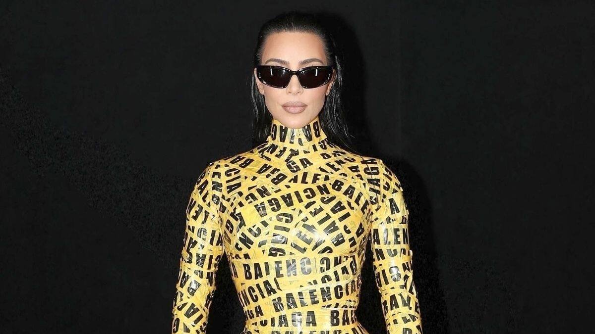 Kim Kardashian fue cubierta con cinta adhesiva para el desfile de Balenciaga