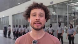 “Justifica violaciones”: Luisito Comunica es blanco de críticas por reportaje de la prisión de Bukele