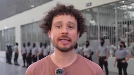 “Justifica violaciones”: Luisito Comunica es blanco de críticas por reportaje de la prisión de Bukele