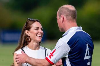 Kate Middleton y el príncipe William comparten cariñoso beso en partido de polo
