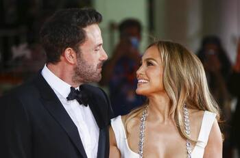 JLo y Ben Affleck presumen su amor en la red carpet de Venecia