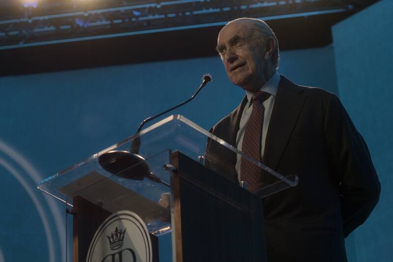 Jonathan Pryce Como el príncipe Felipe en una escena de "The Crown". - Créditos: Cortesía Netflix