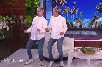 VIDEO: Amy Schumer aparece en programa de Ellen Degeneres, ¡vestida exactamente igual que ella!