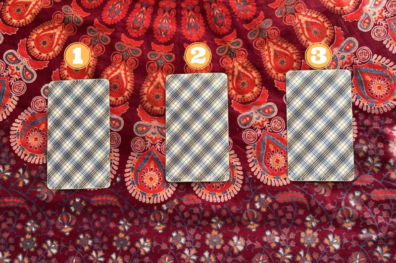 Elige una de las 3 cartas y obtén un consejo para hoy.