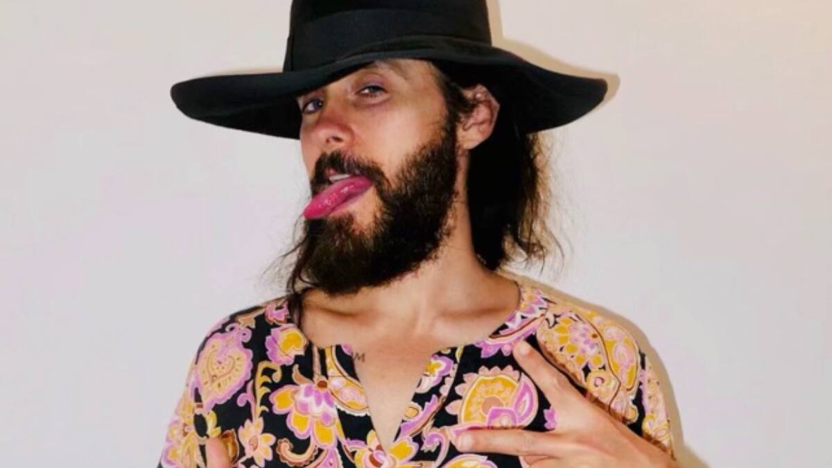 A Jared Leto le lanzan gases lacrimógenos en una marcha anti-vacunas