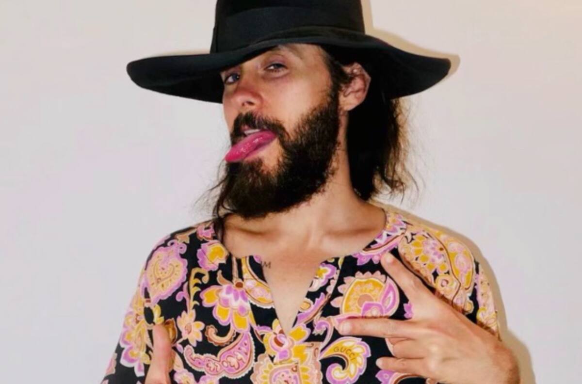 A Jared Leto le lanzan gases lacrimógenos en una marcha anti-vacunas