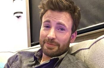 ¿Qué hace Chris Evans con bigote?