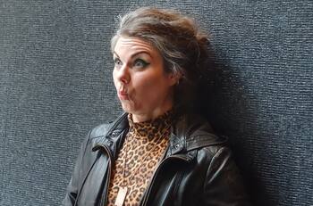 Príncipe Harry: la escritora feminista Caitlin Moran reflexiona por qué es del equipo Harry: sería divertido ir al pub con él