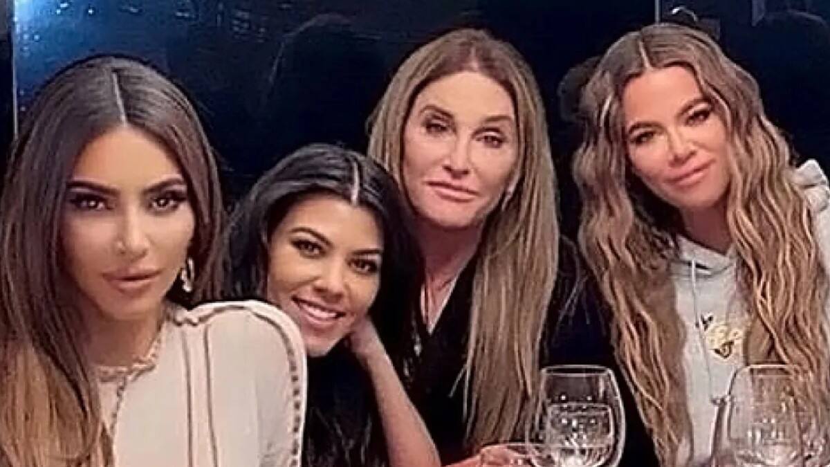 Khloé y Kim Kardashian celebran el cumpleaños de su padrastro, Caitlyn Jenner
