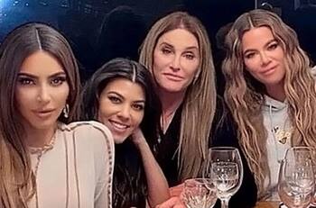Khloé y Kim Kardashian celebran el cumpleaños de su padrastro, Caitlyn Jenner