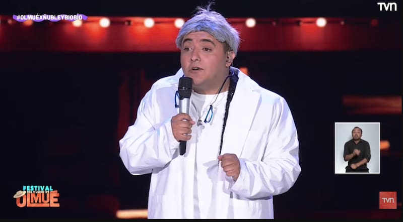 El imitador parodiando al doctor Ugarte.