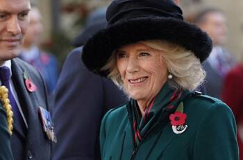 Reina consorte Camilla tiene encuentro con la Spice Girl que besó al rey Carlos III hace unos años