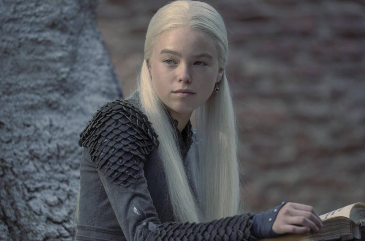 Milly Alcock de “House of the Dragon” recibe Globo de Oro en presunto estado de embriaguez