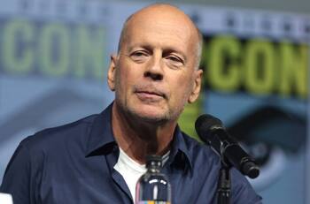 Bruce Willis reaparece en redes jugando basquetbol
