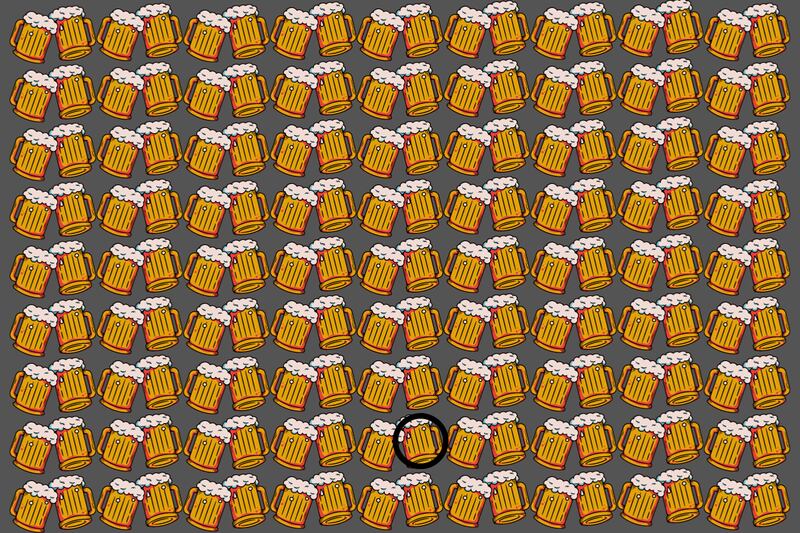 Cervezas que son iguales y una de ellas tiene una pequeña diferencia, la que está señalada con un círculo negro.