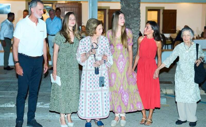 La reina Letizia, el rey Felipe y sus hijas, la princesa Leonor y la infanta Sofía salieron a cenar con la reina emérita Sofía en Palma dr Mallorca.