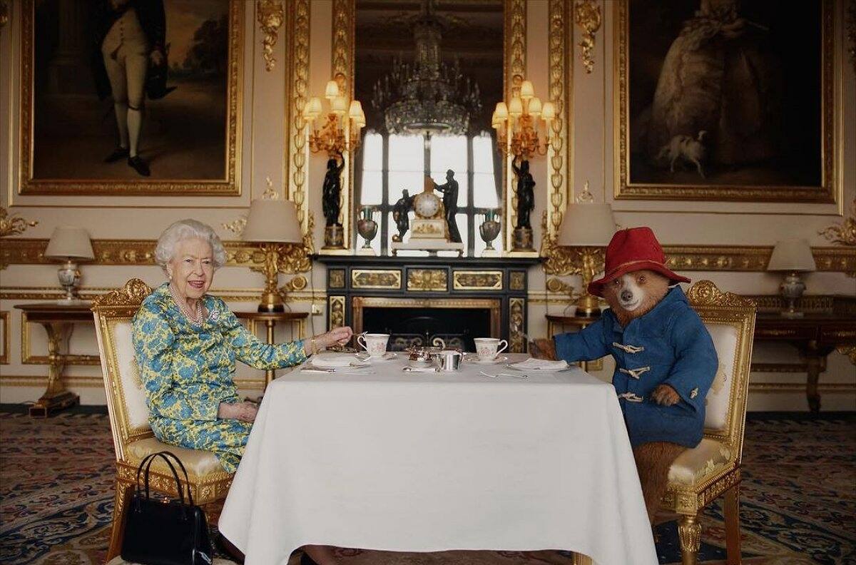 Reina Isabel protagoniza divertido sketch con el oso Paddington