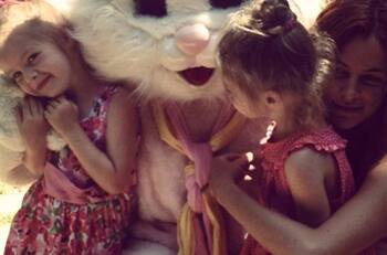 Riley Keough "es muy buena" con las gemelas de Lisa Marie Presley y se encuentra cuidándolas