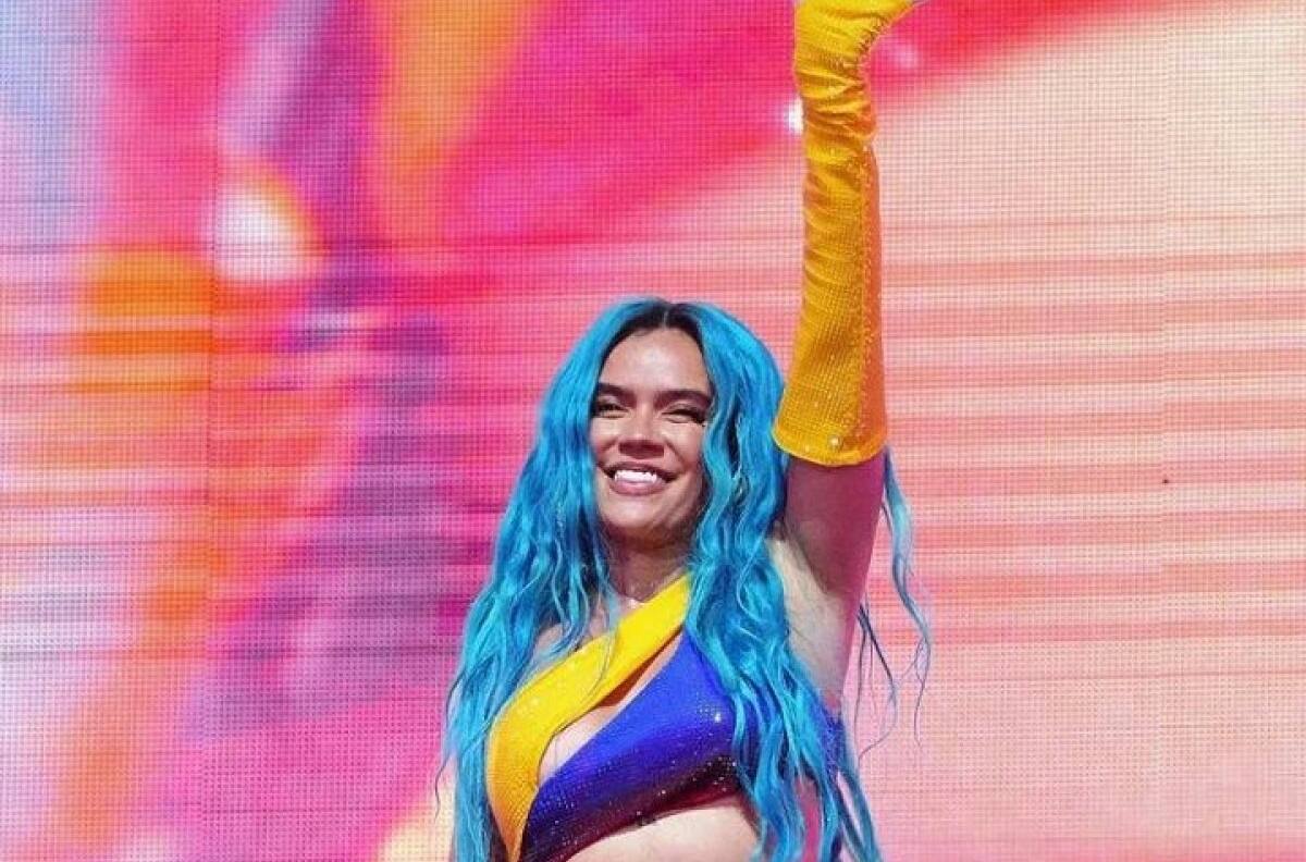 Karol G hizo popurrí de hits latinos en Coachella: de Shakira y Luis Fonsi a Selena y Los del Río