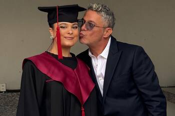 “Ni millones de kilómetros me impedirían estar contigo”: Alejandro Sanz sorprende a su hija en el día de su graduación