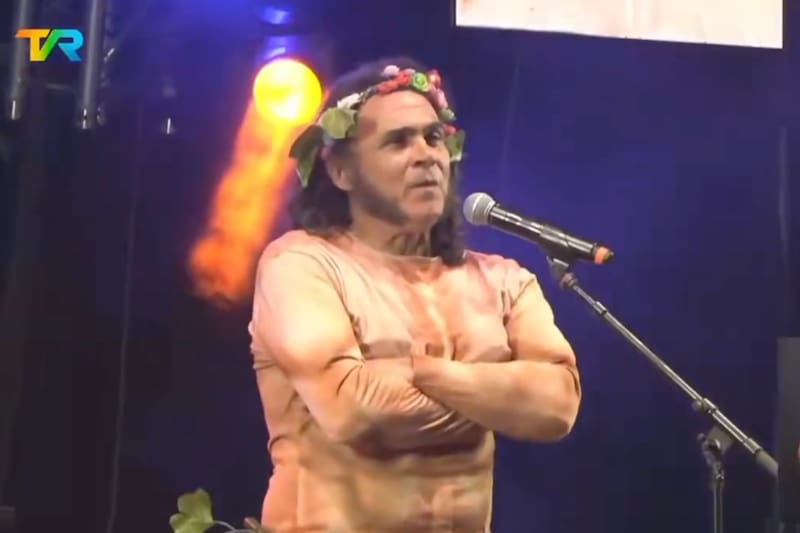 Habló con los medios regionales tras su desastrosa presentación. Foto: Captura