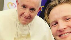 Alexander Acha sorprende con una fotografía junto al Papa Francisco