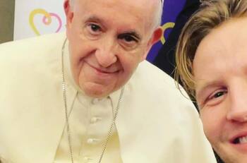 Alexander Acha sorprende con una fotografía junto al Papa Francisco