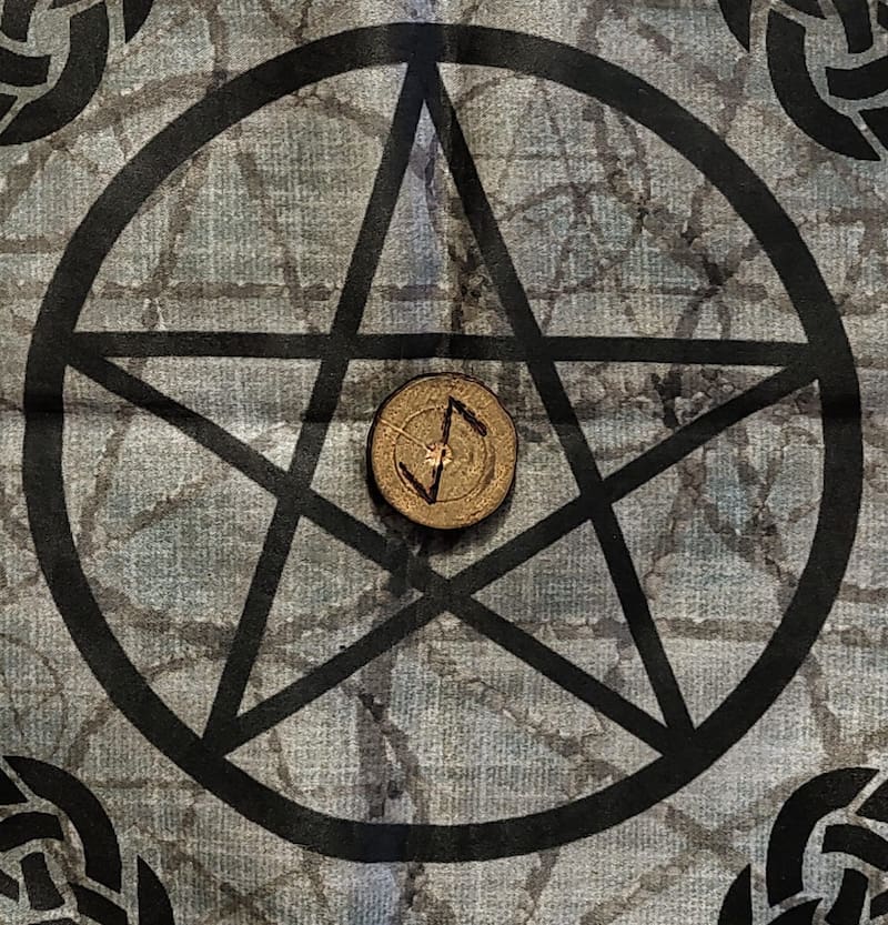 Esta es la runa llamada Ehwaz.