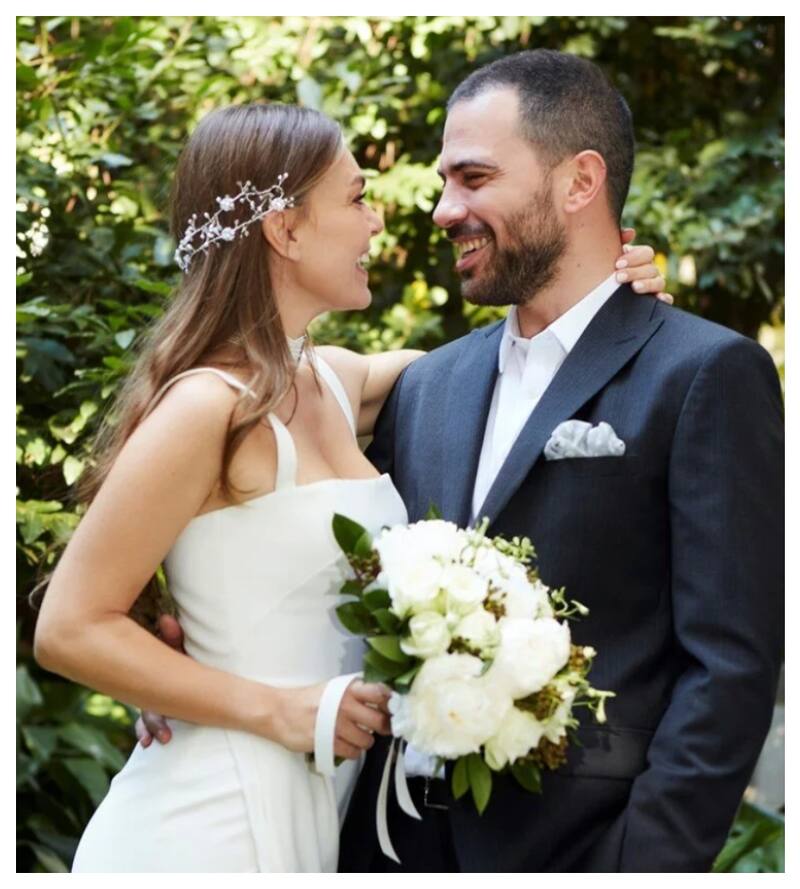 La boda de Asli Enver y el empresario Berkin Gökbulak fue secreta. Se hizo en su casa y solo asistieron familiares. Asli ya estaba embarazada de su novio.