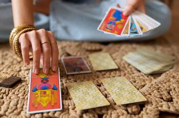 Predicciones de Tarot: Las cartas están sobre la mesa para cada signo del zodiaco