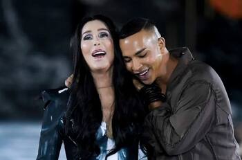 Cher sorprende modelando en una pasarela a sus 73 años