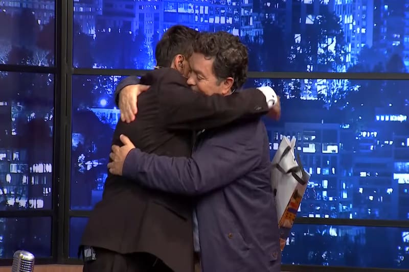 se dan fuerte abrazo en "Sin Dios ni Late"
