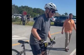 VIDEO: Joe Biden sufre aparatosa caída en bicicleta