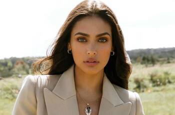 Renata Notni lució radiante en su debut en la Semana de la Moda de París