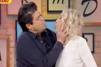 “El Burro” Van Rankin le planta un beso en la boca a Laura Bozzo en pleno programa