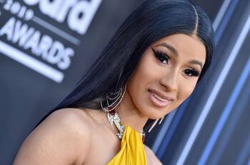 A Cardi B le crecieron así las caderas, pero niega cirugía estética